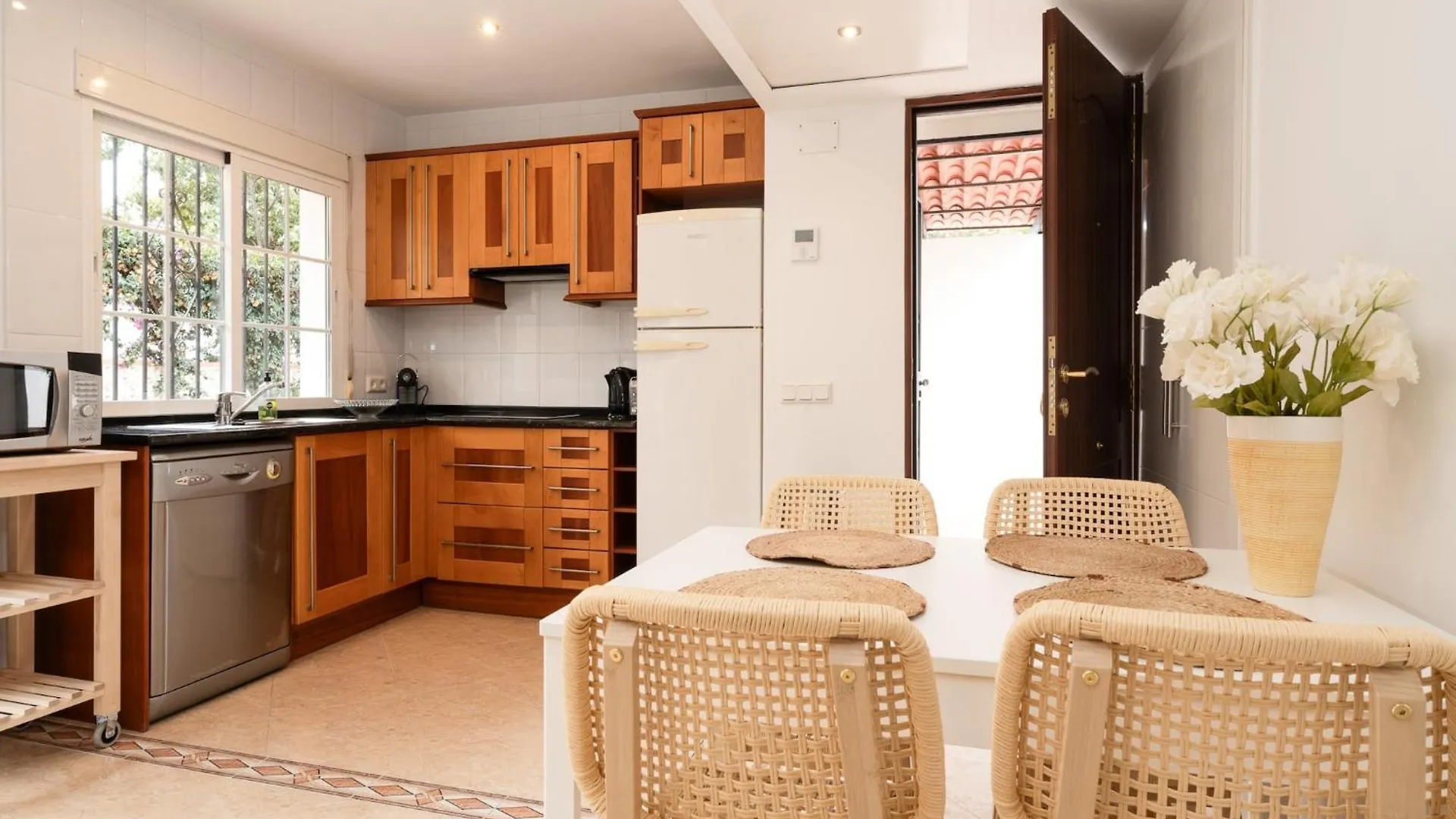 Pleasant Villa With Terrace 마르베야